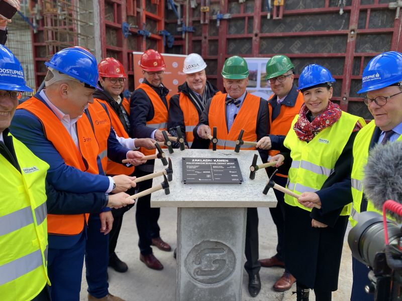 obrázek: Primátor hl. m. Prahy Bohuslav Svoboda se zúčastnil poklepání základního kamene polyfunkční budovy a jednal na radnici Prahy 14