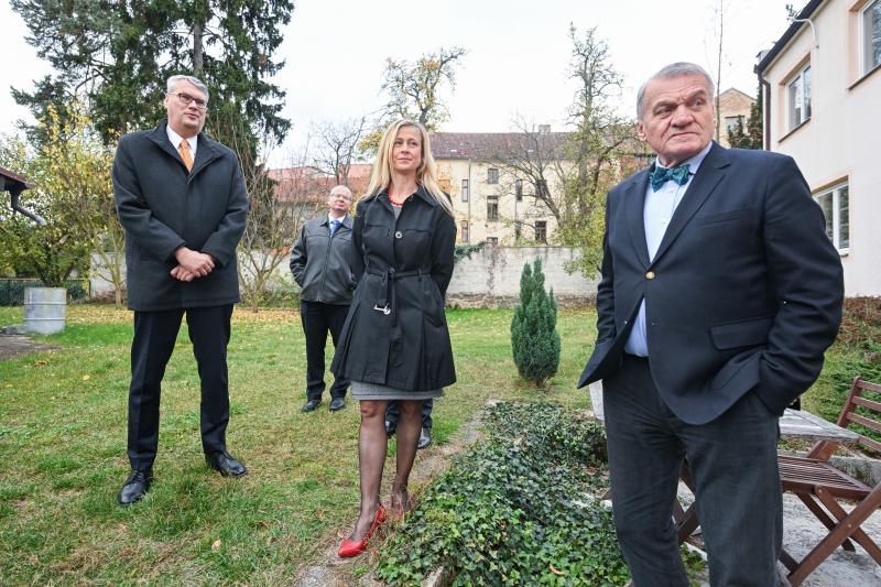 obrázek: Primátor se při návštěvě Zbraslavi a Velké Chuchle podíval do školy a debatoval o dopravních problémech