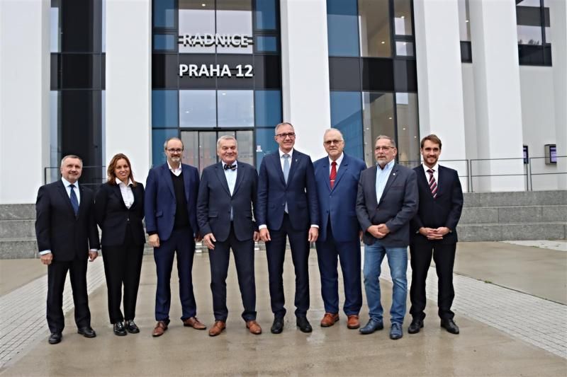 obrázek: Primátor si na návštěvě v Praze 12 prohlédl nové projekty a navštívil mateřskou školu