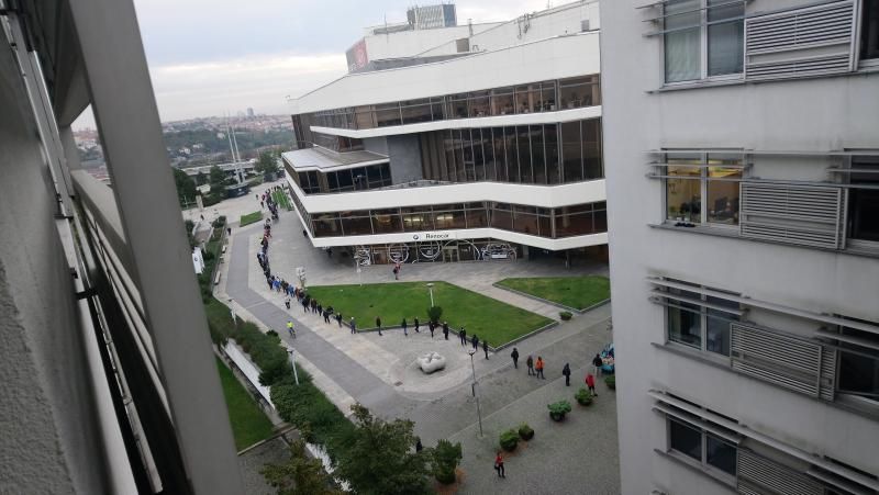 obrázek: Řidiči nerespektují nařízení a na úřadu se tvoří fronty. Opakuje se situace z jara