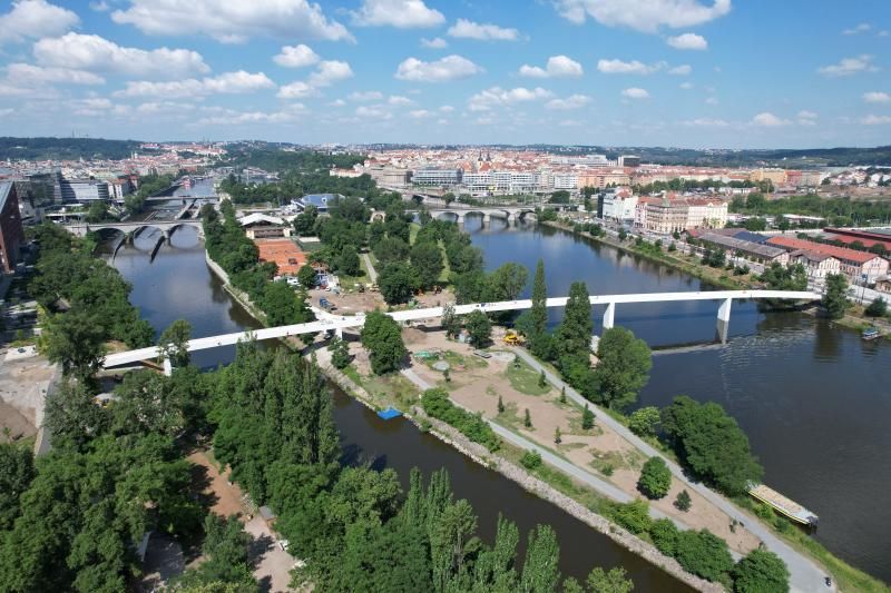 obrázek: Štvanická lávka je otevřena. Karlín a Holešovice spojuje unikátní konstrukce z bílého betonu