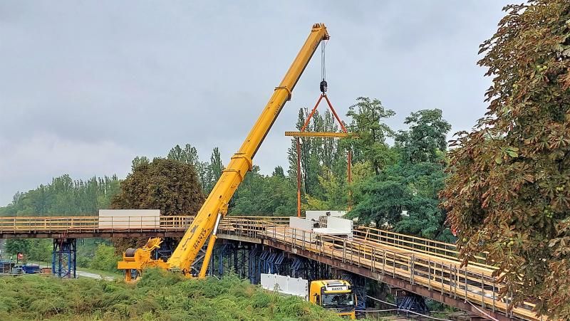 obrázek: Štvanická lávka roste, první betonové segmenty už jsou usazeny