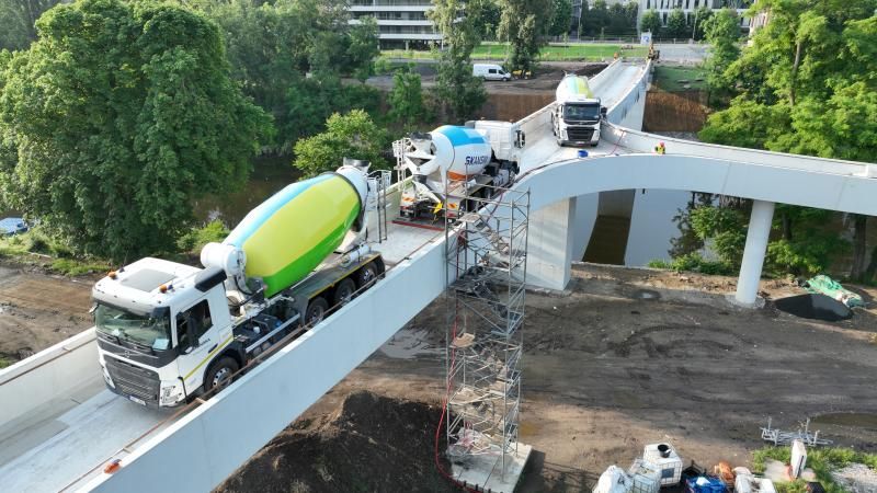 obrázek: Štvanická lávka zvládla zatěžovací zkoušky – poprvé a naposled na ni vjela nákladní auta