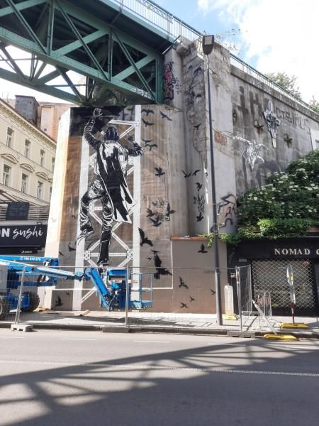 obrázek: V Praze jsou k vidění nové muraly. Žižkov bude střežit Pérák, tramvajové obratiště Nádraží Hostivař obsadily plavkyně