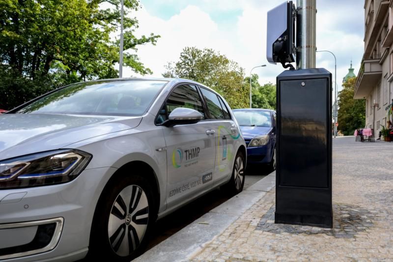 obrázek: V Praze se elektromobily budou nabíjet přímo ze sítě veřejného osvětlení