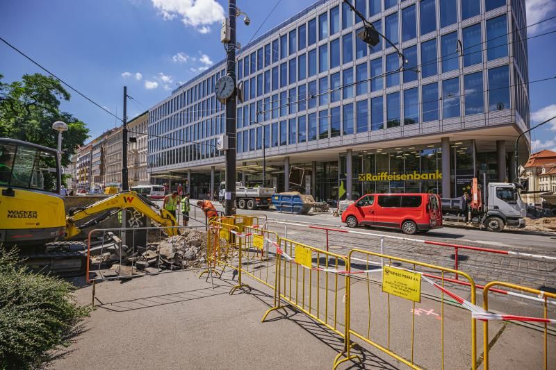 obrázek: Více přechodů, méně zábradlí. Karlovo náměstí se začíná proměňovat