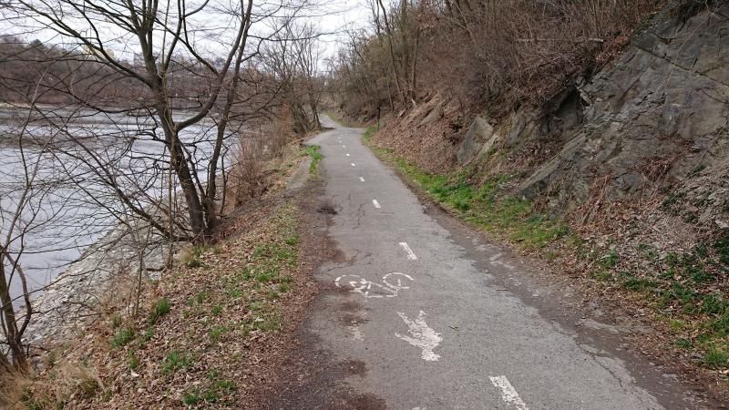 obrázek: Vyhlídková cesta podél Hostivařské přehrady dostane nový povrch, opraví se zídky i studánka