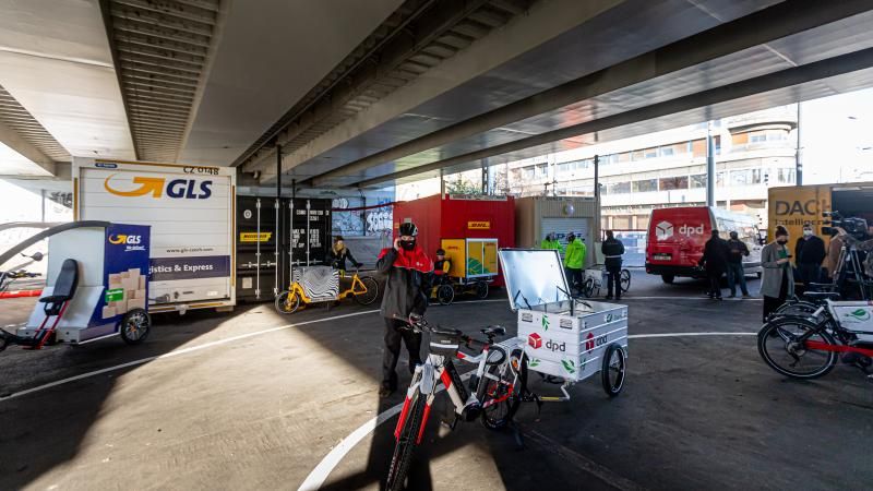 obrázek: Z Florence bylo doručeno již přes 30 000 zásilek na kolech. Praha chystá druhé cyklodepo na Andělu