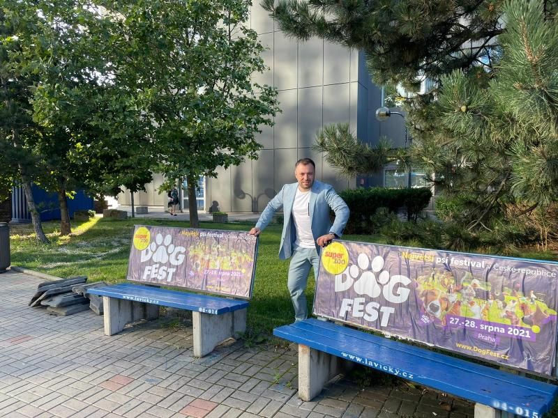 obrázek: Z Prahy začínají mizet desítky nevzhledných reklamních laviček