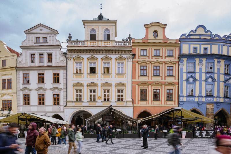 obrázek: Žádné stěny z igelitu a masivní nábytek. Praha vydala manuál, jak mají vypadat restaurační zahrádky
