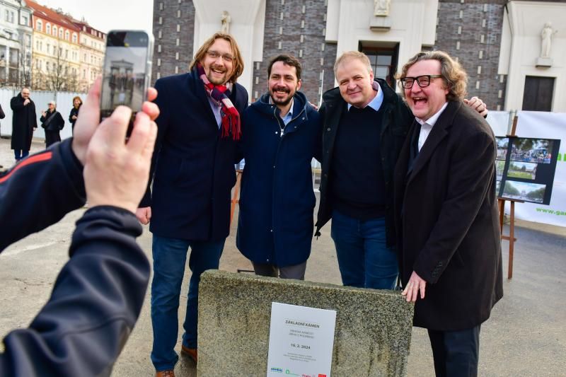 obrázek: Základní kámen obnovy náměstí Jiřího z Poděbrad pochází z Pražského hradu