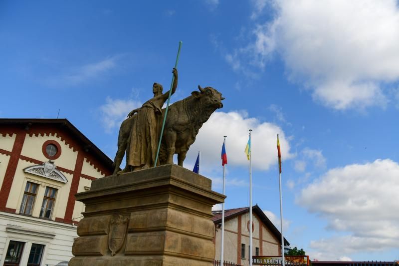 obrázek: Zrestaurovaná sousoší Mužů s býky opět střeží Holešovickou tržnici