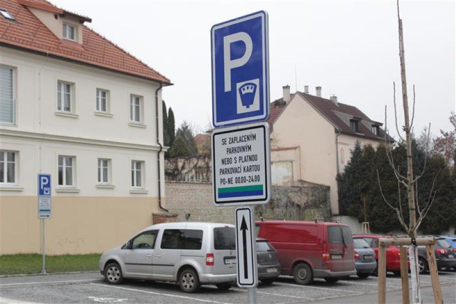 Brandýs chystá rozšíření placeného stání. Půlhodina zdarma, nové zóny a rezidenti od 1 200 Kč