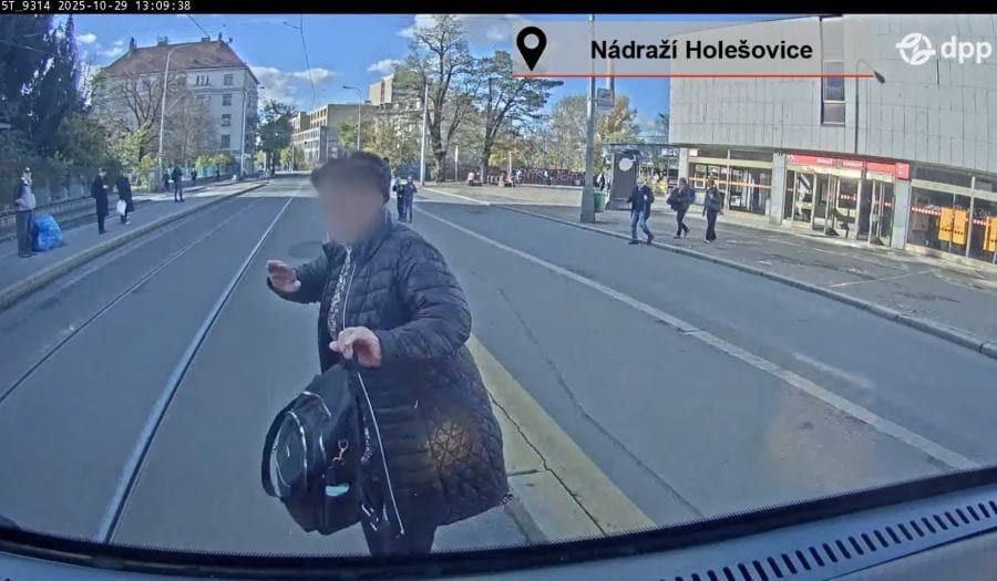 DPP zveřejnil záběry střetů chodců s tramvajemi, upozorňuje na rizika na zastávkách