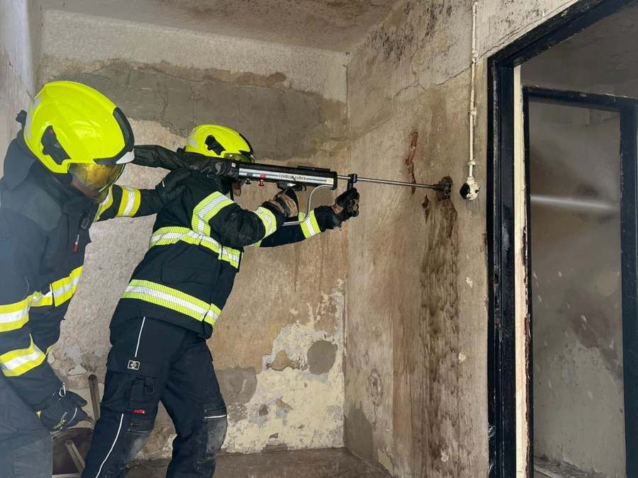 Hasiči v Mělníku trénovali s CCS Cobra. Zařízení řeže beton a ochlazuje prostory i baterie