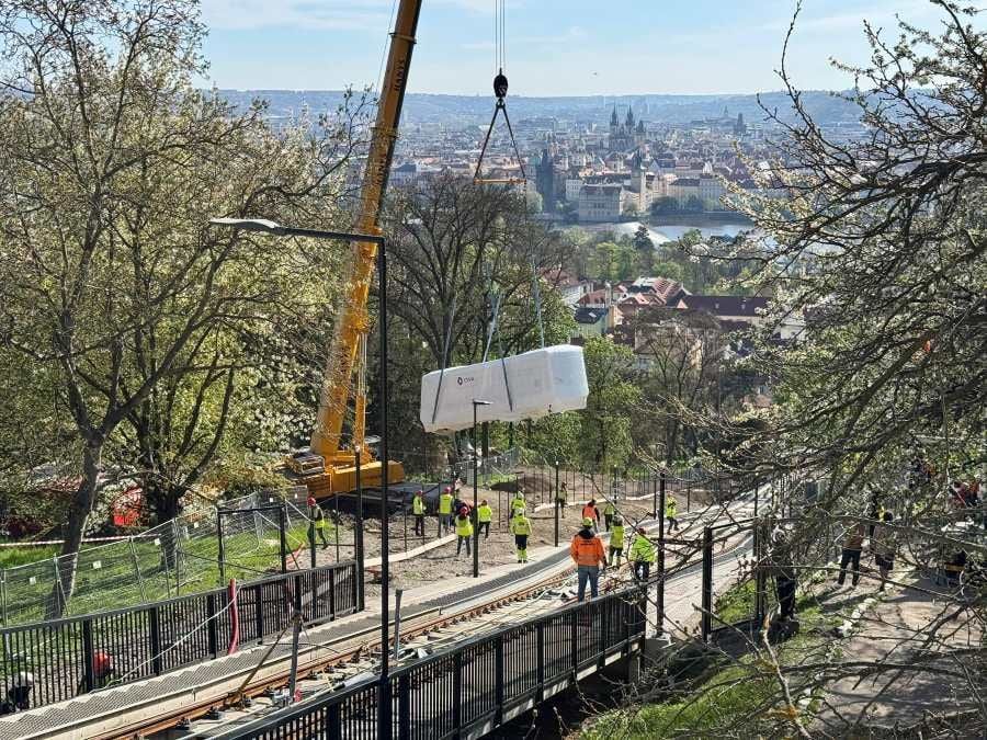 Petřínská lanovka má nové vozy, provoz se plánuje obnovit v září 2026