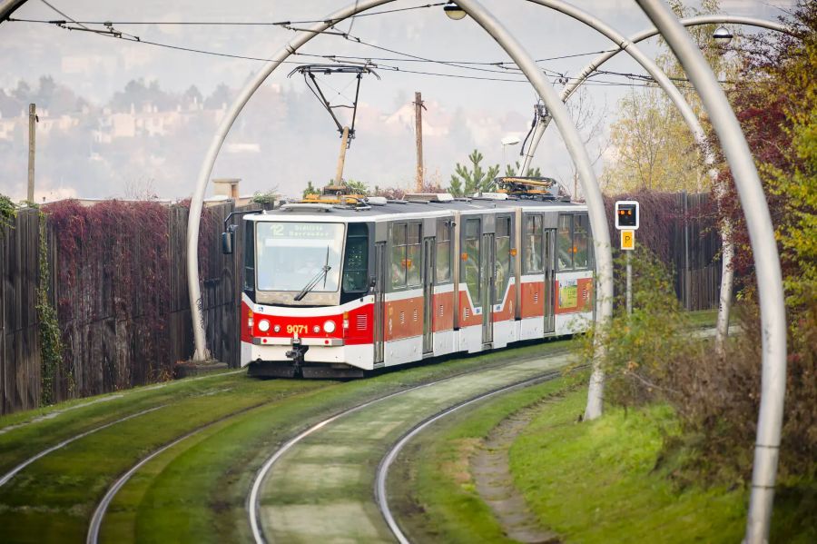 Pražské tramvaje KT8D5 slaví 40 let provozu, většina přestavěna na modernizované obousměrné vozy RN2P