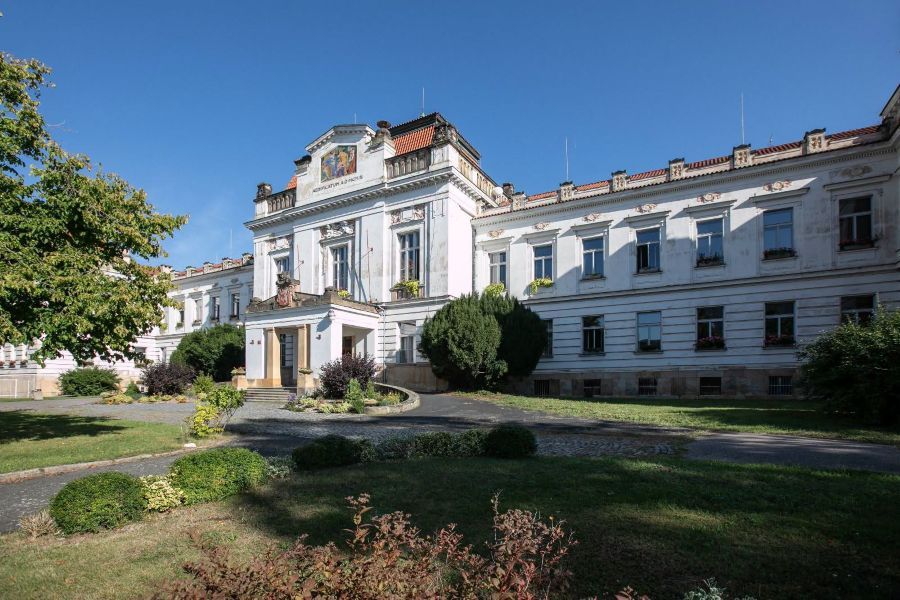 Psychiatrická nemocnice Bohnice vysvětluje omezené vstupy. Dva průchody mají zajistit bezpečí a klid pacientů