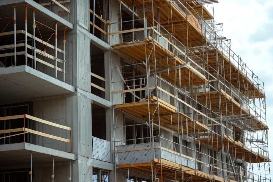 Téměř polovina Čechů považuje dostupné bydlení za zásadní problém