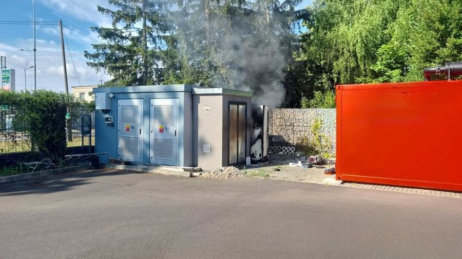 V Klecanech hořela trafostanice. Muž utrpěl popáleniny na 60 procentech těla, do nemocnice letěl vrtulník