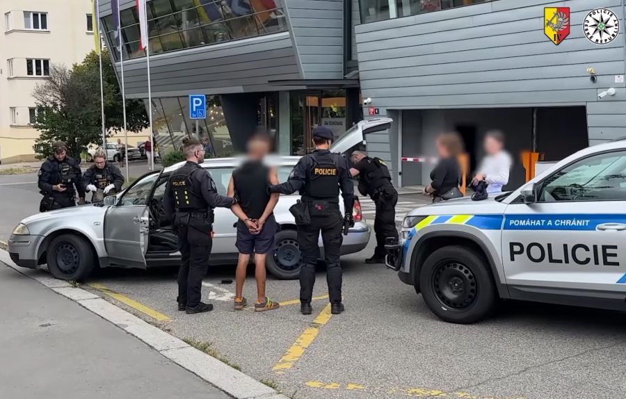 V Praze policisté zadrželi řidiče se sedmiletým zákazem. Při honičce jel až 160 km/h, v autě měl konopí