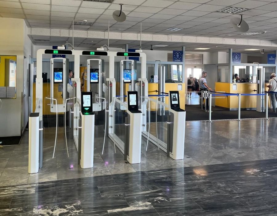 Vtip o teroristovi kvůli powerbance zastavil rodinný odlet z Letiště Václava Havla
