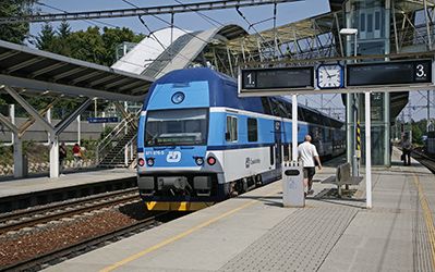 Mladiství útočníci házeli kameny na jedoucí vlak