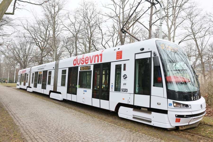 Duševní tramvaj v Praze připomíná dostupnou pomoc v psychické tísn