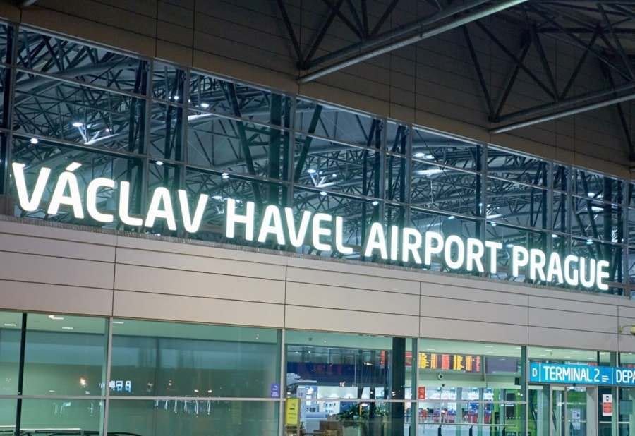 Letiště Praha uzavřelo hlavní ranvej, provoz se dočasně přesouvá nad Prahu a Středočeský kraj