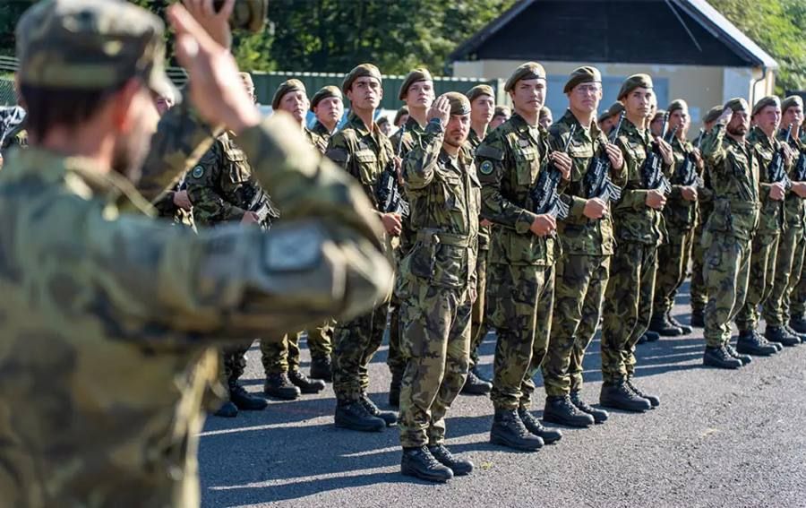 Na Hradčanech začal vojenský výcvik pro středoškoláky. Studenti čtyři týdny poznávají život v armádě