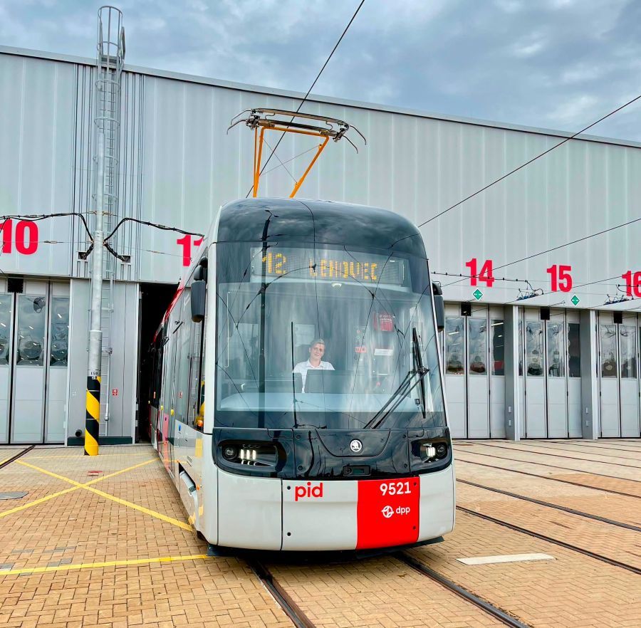Nová tramvaj Škoda 52T vyjela v Praze do běžného provozu. První vůz z druhé dodávky jezdí na lince 12