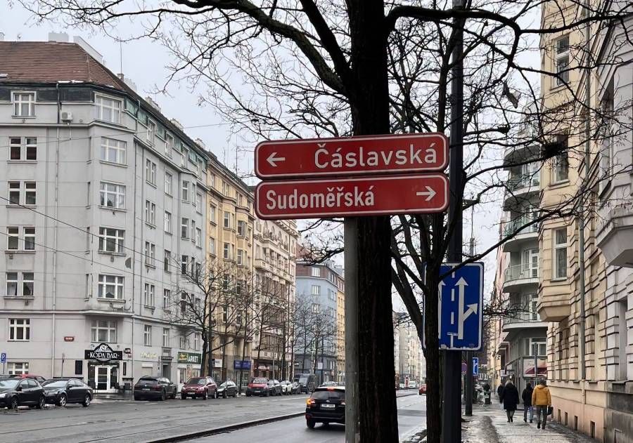 Praha 3 odstranila 32 směrových cedulí. Nové značení má postupně nahradit systém Pražský chodec