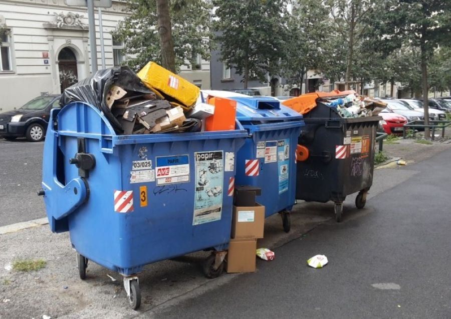 Přeplněné kontejnery na tříděný odpad zatěžují Prahu, město rozšiřuje senzory