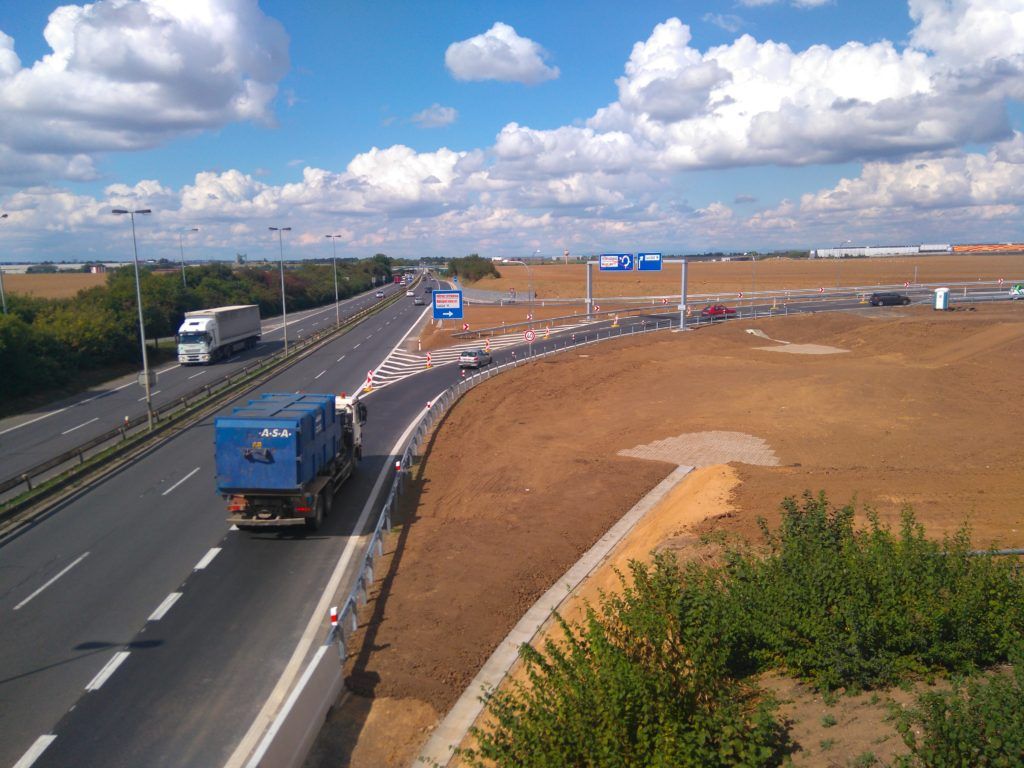 Rekonstrukce křižovatky Aviatická x Lipská zdržuje příjezd na Letiště Václava Havla až o 30 minut