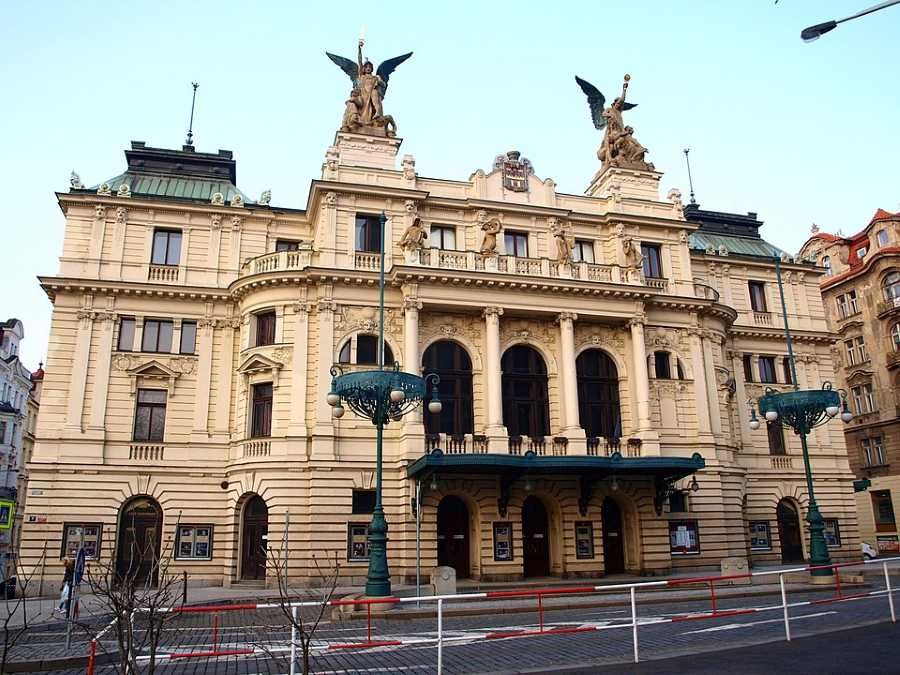 Rekonstrukce Vinohradského divadla: Zpoždění a přesun do Radiopaláce