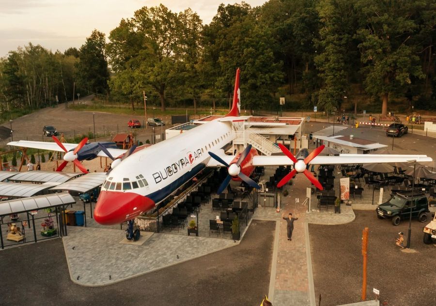 Restaurace v letadle Iljušin Il-18 u D10 funguje 40 let. Přibylo i zázemí pro rodiny