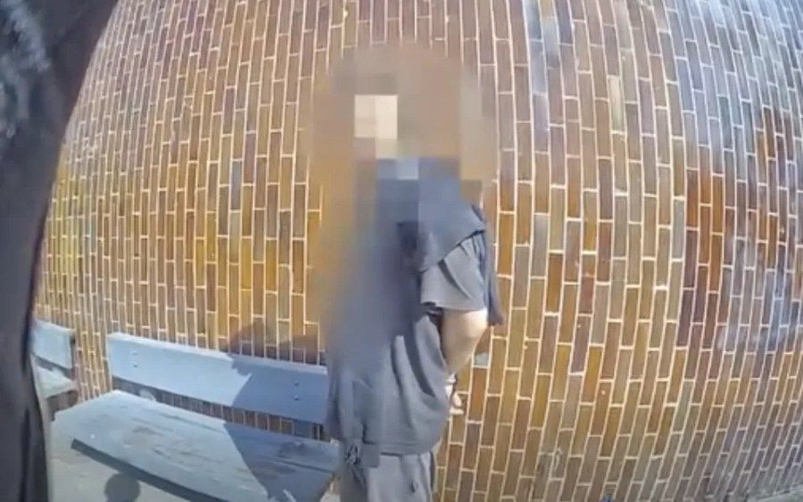 U metra Veleslavín zasahovali strážníci proti opilému muži, poškodil sanitku a skončil v poutech