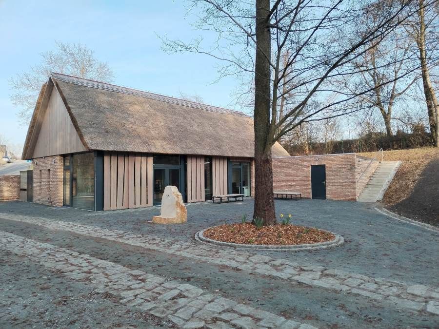 V kouřimském skanzenu otevřeli novou vstupní budovu za 45 milionů. Navazuje na tradiční architekturu a má doškovou střechu