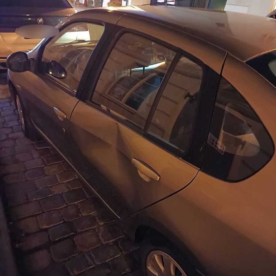 V Truhlářské ulici v Praze zadrželi muže, který poškodil dvě auta. Hlídka městské policie ho našla na lavičce