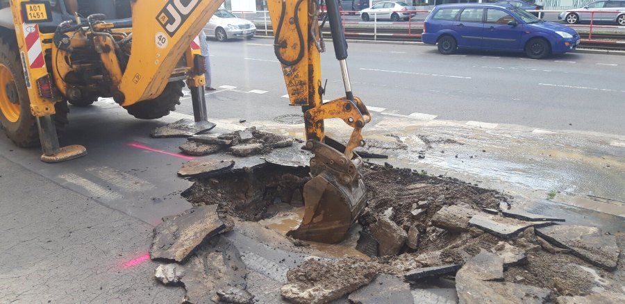Vedra zvyšují počet havárií vodovodu v Praze. Tisíce lidí zůstaly bez vody