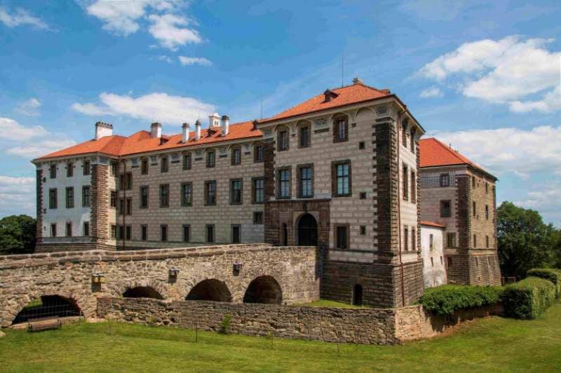 Zámek Nelahozeves otevírá sezonu: nová trasa zavede návštěvníky do sklepa i pod střechu