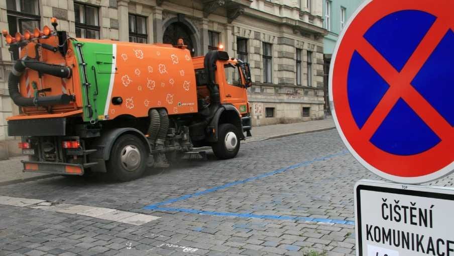 Blokové čištění v Praze začne 1. dubna. Řidiči musí přeparkovat, jinak hrozí odtah