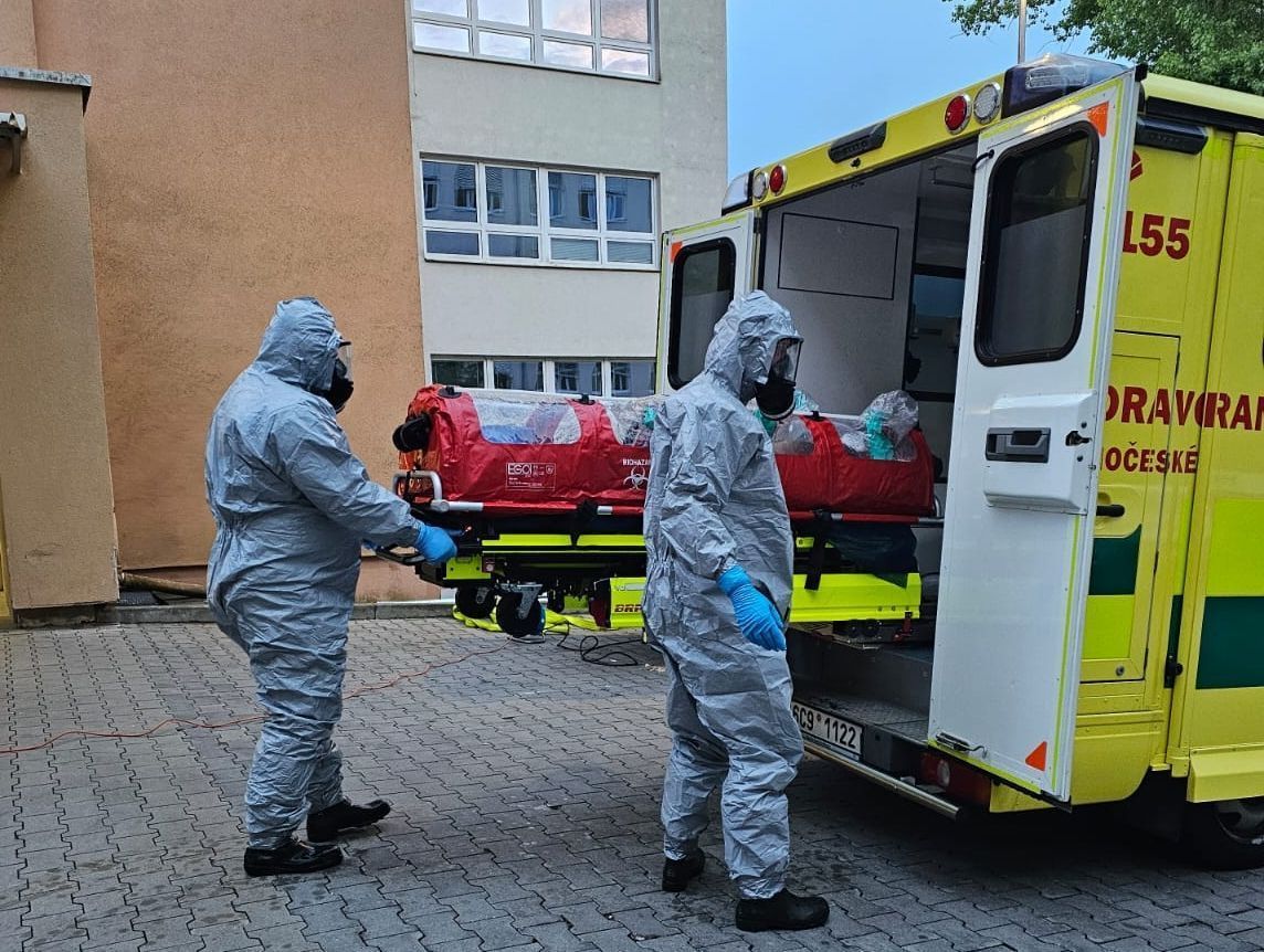Bulovka prověřuje u ženy po návratu z Ugandy i ebolu. Riziko pro veřejnost je podle ministerstva nízké