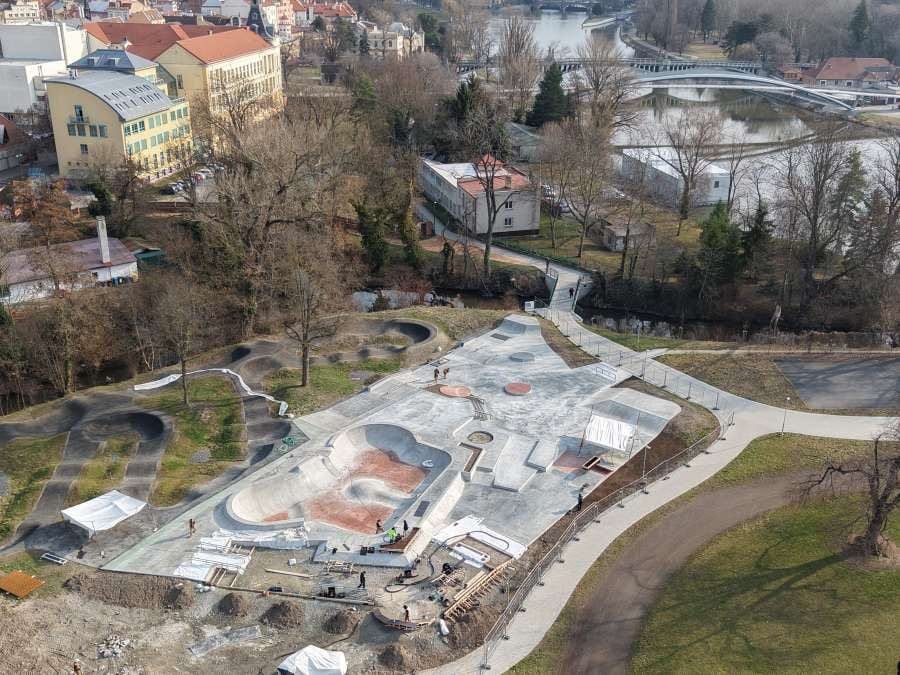 Betonáž je hotová: nový skatepark v Nymburce má otevřít na jaře 2026