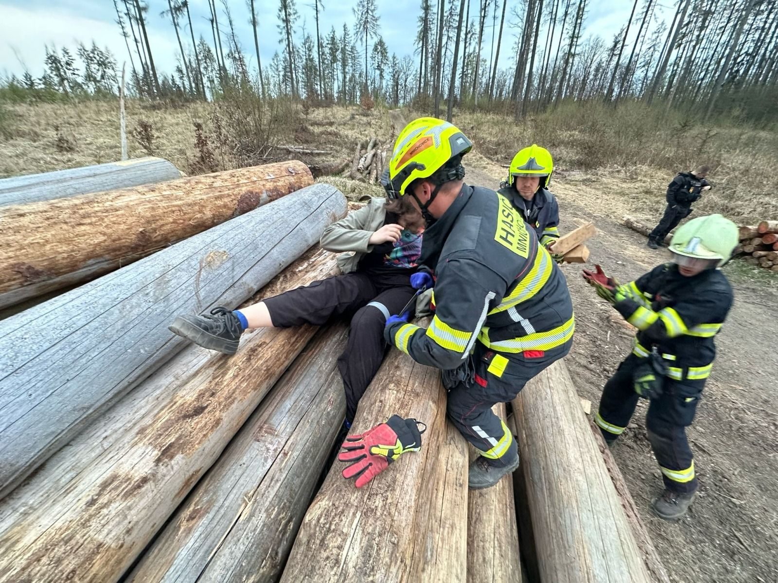 Kuriozní zásahy hasičů 2025, děti v pasti nebo seniorka „přes zábradlí“