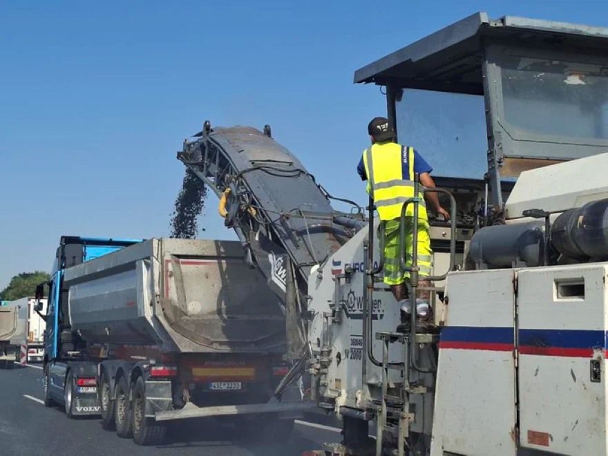 Na D11 mezi Poděbrady a Sadskou začala oprava 15 km úseku. Dálnice je zúžená na dva pruhy