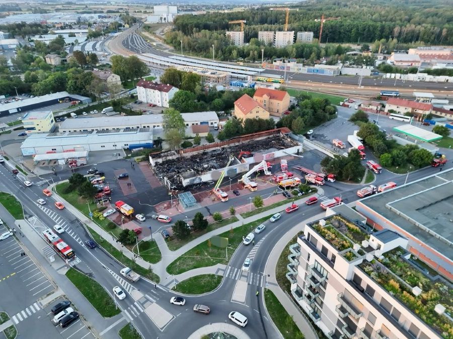 Požár Lidlu v Kladně je uhašen. Hasiči potvrdili zkrat v podstřeší, škoda činí 170 milionů