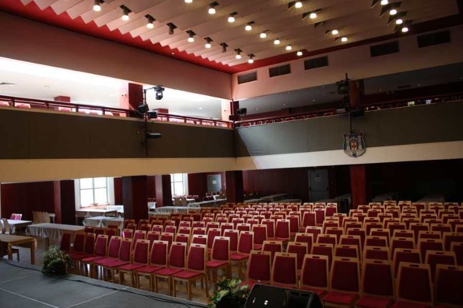 Rakovník chystá úpravy kulturního centra: nové lustry i skleněné zábradlí