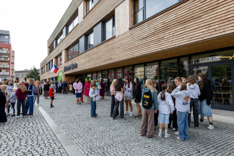 Říčany otevřely na Komenského náměstí největší dřevěnou pasivní školu v Česku. Kapacita je 540 žáků