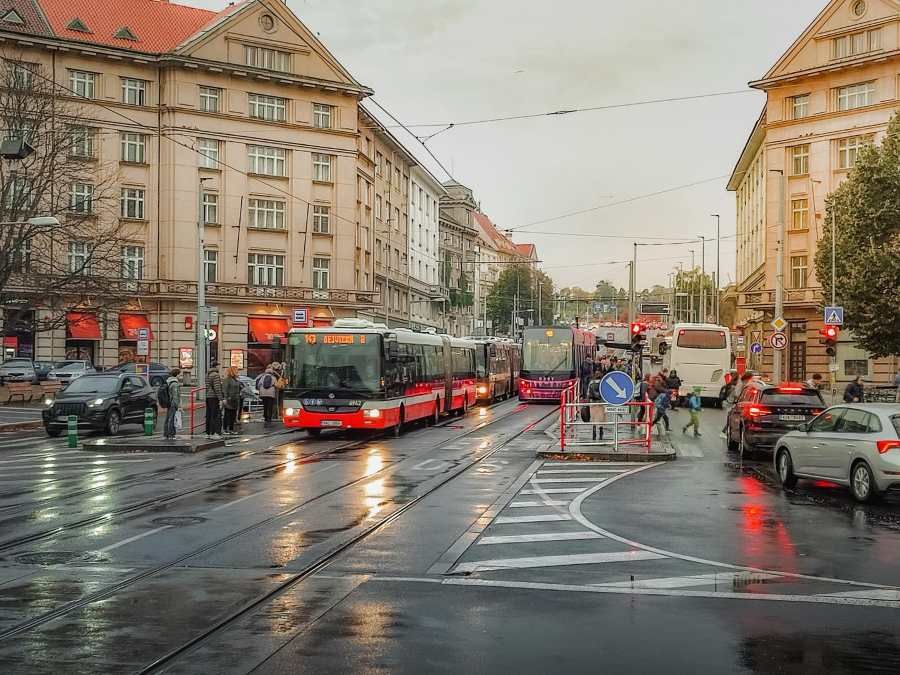 Zrychlení MHD v Dejvicích: Autobusy vyjedou na tramvajové koleje